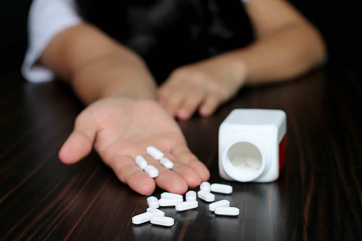person with pills in their hands is experiencing xanax effects