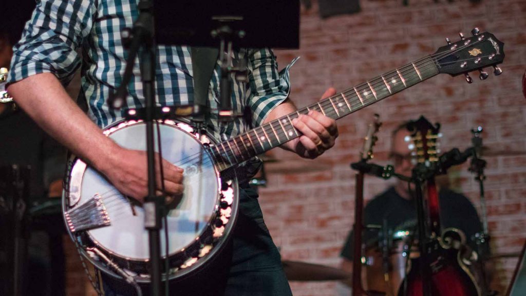 man-playing-banjo-in-country-band
